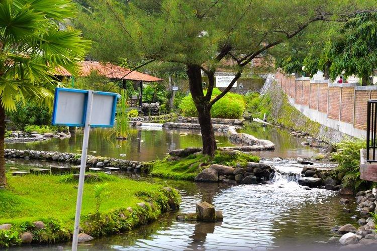 Taman Air Tlatar, satu tempat wisata di Boyolali, Jawa Tengah.