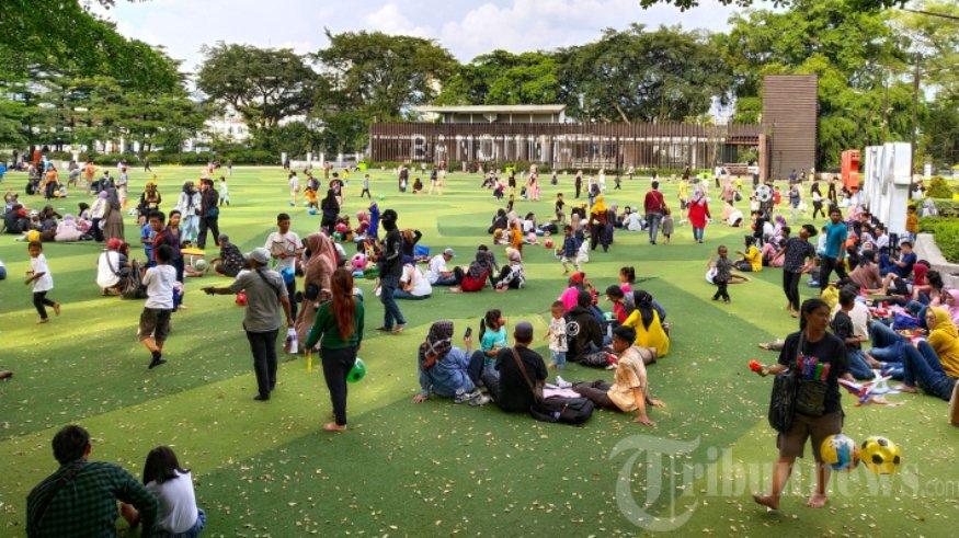 Suasana di lapangan rumput sintetis Taman Alun-alun Kota Bandung, Jawa Barat, Sabtu (8/4/2023).