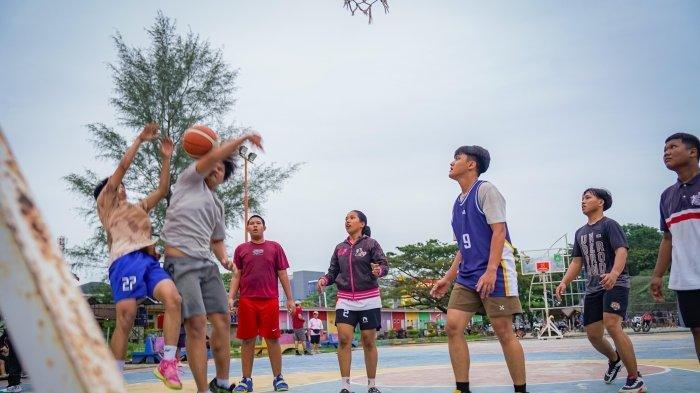 Warga sedang bemain basket di Taman Bukit Gelanggang (TGB) Kota Dumai.