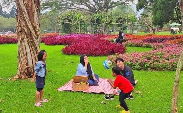 Potret wisatawan yang sedang berpiknik ria di Taman Bunga Nusantara, Cianjur, Jawa Barat.