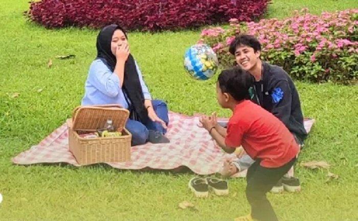 WISATA CIANJUR - Pengunjung tengah menikmati liburan di Taman Bunga Nusantara, Selasa (4/3/2025). Taman Bunga Nusantara bisa menjadi tempat wisata pilihan untuk liburan dengan tarif terjangkau.