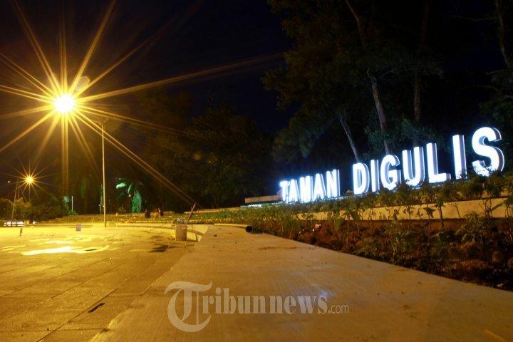 Taman Digulis semakin diperindah dengan tanaman dan lampu, Jl Ahmad Yani, Pontianak, Kalimantan Barat. Taman yang berada di dekat Monumen Sebelas Digulis Kalimantan Barat atau Tugu Digulis ini dibuat sebagau monumen perjuangan sebelas tokoh Sarekat Islam di Kalimantan Barat, yang dibuang ke Boven Digoel, Irian Barat karena khawatir pergerakan mereka akan memicu pemberontakan terhadap pemerintah Hindia Belanda di Kalimantan.