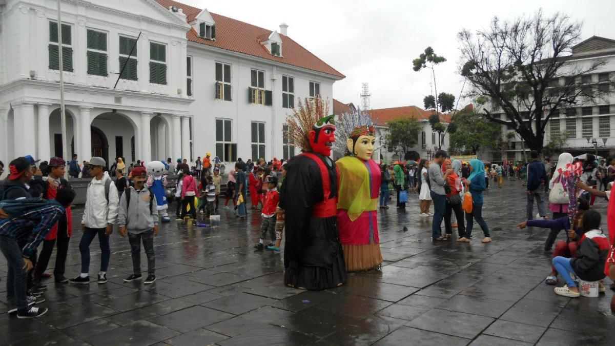 Taman Fatahillah, satu tempat wisata di Kota Tua Jakarta lengkap dengan harga tiket masuk terbaru 2024.