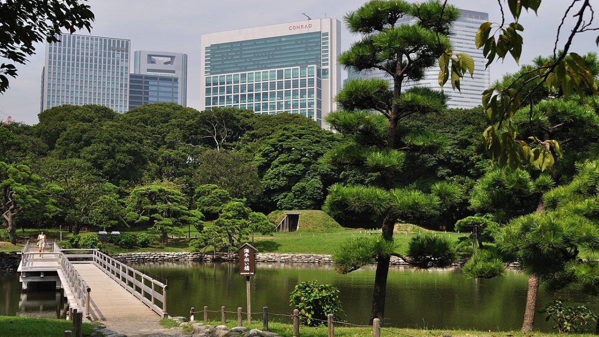 Taman Hamarikyu, satu tempat wisata terbaik di Ginza Tokyo Jepang yang menarik buat dijelajahi.