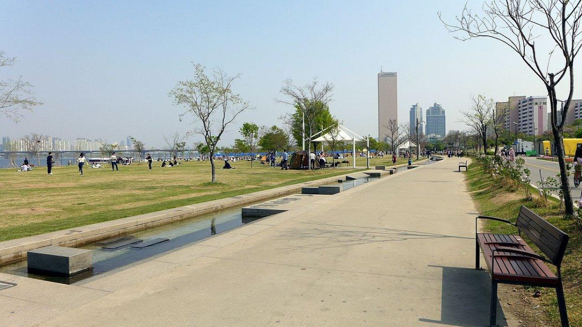 Taman Hangang, satu tempat wisata gratis di Seoul Korea Selatan buat liburan hemat anggaran.