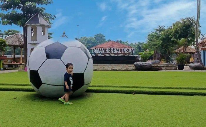 WISATA DEPOK - Seorang pengunjung anak-anak tengah berpose di salah satu spot foto Taman Herbal Insani, Depok, Jawa Barat.