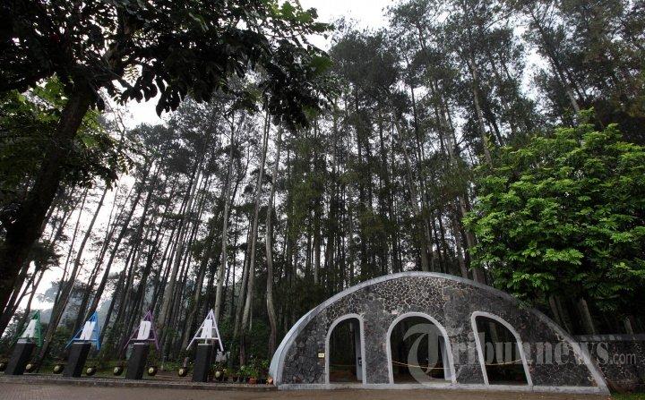 Pengunjung berjalan-jalan di Taman Hutan Raya Ir H Djuanda (Tahura Djuanda), Dago Pakar, Ciburial, Bandung, Selasa (27/3/2018). Gubernur Jawa Barat, Ahmad Heryawan mendorong perluasan Tahura Djuanda sebagai salah satu solusi meminimalisasi bencana ekologi di kawasan Bandung Raya.