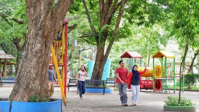 Arena bermain anak-anak di Taman Kambang Iwak Besak Palembang, Jumat (17/1/2020).