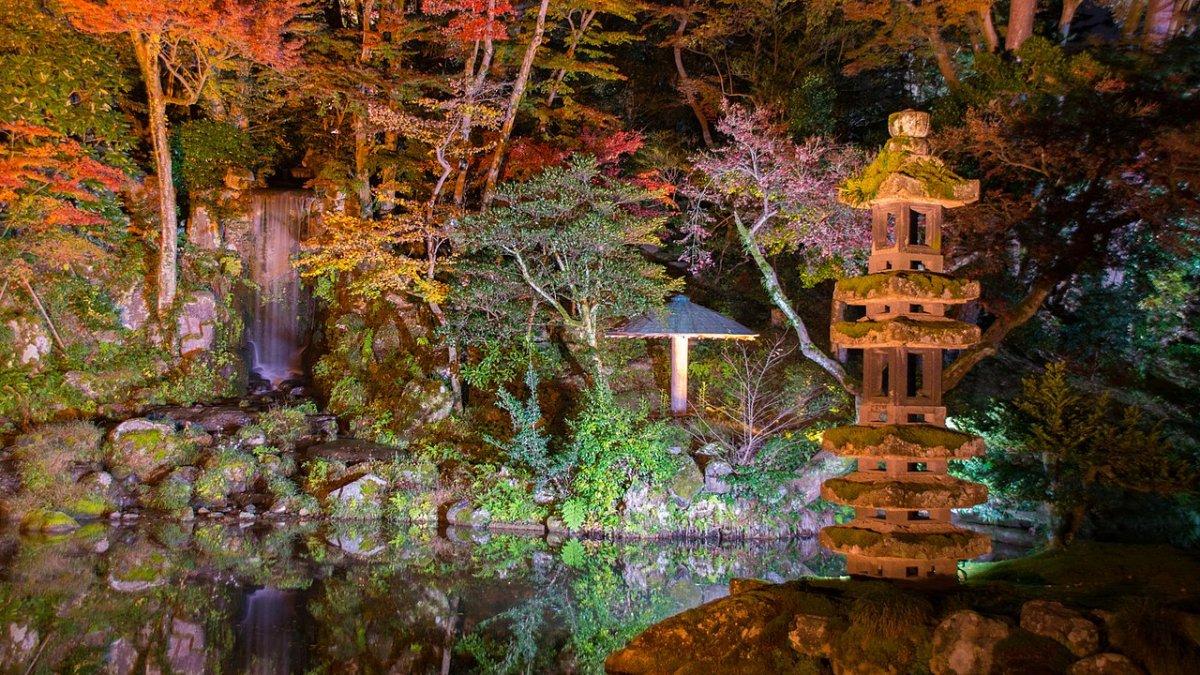 Taman Kenrokuen, satu taman terbaik di Jepang di mana kamu bisa menikmati keindahan empat musim.