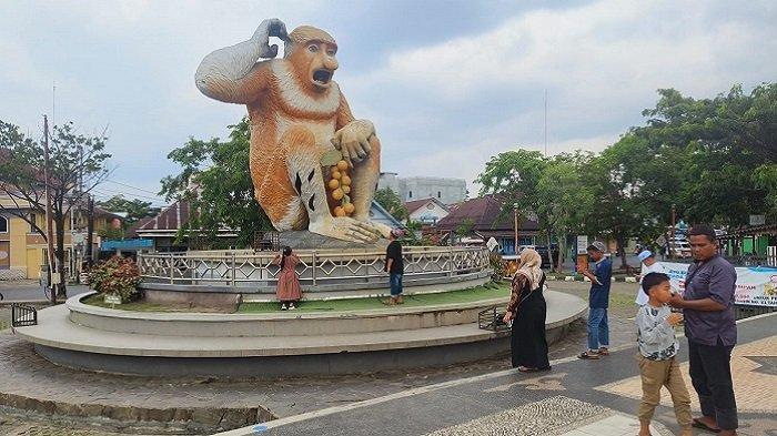 Taman Maskot Bekantan menjadi destinasi wisata yang terbilang sangatlah ikonik sehingga selalu jadi tempat wajib yang didatangi wisatawan.
