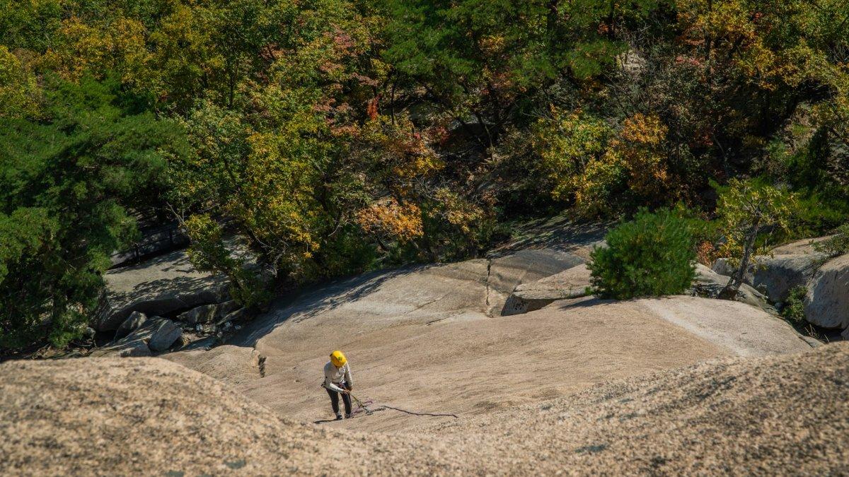 Taman Nasional Bukhansan, satu tempat wisata di Seoul Korea Selatan.