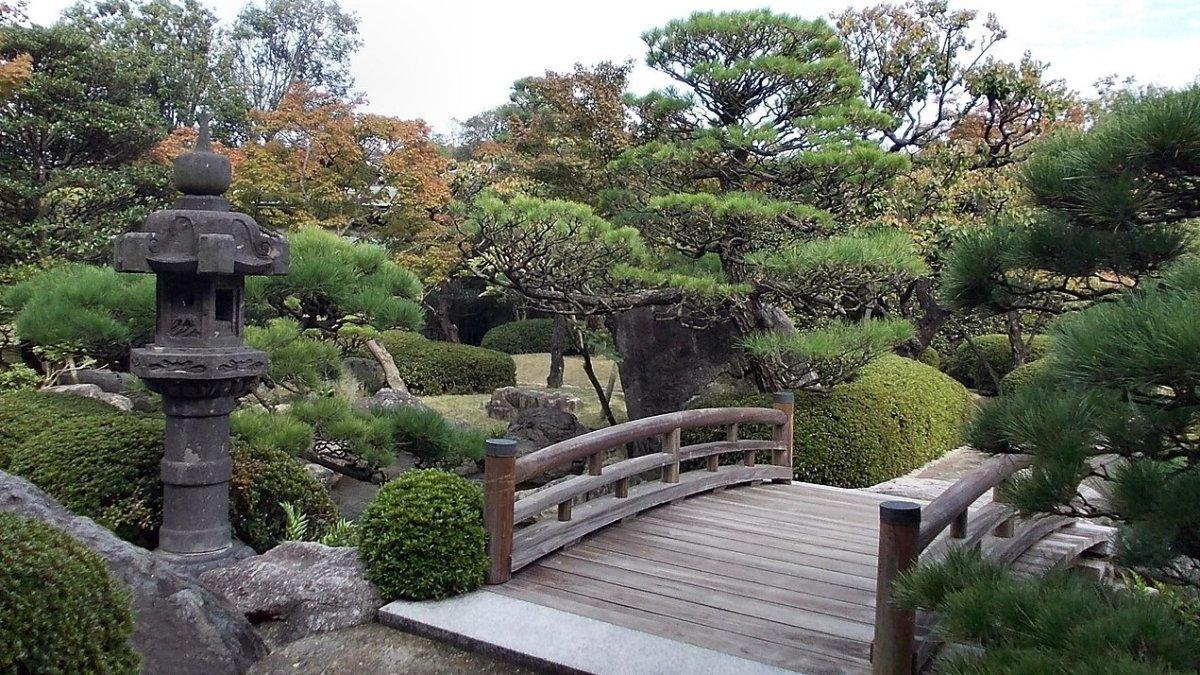 Taman Ohori, satu tempat wisata di Fukuoka Jepang yang menarik buat dijelajahi.
