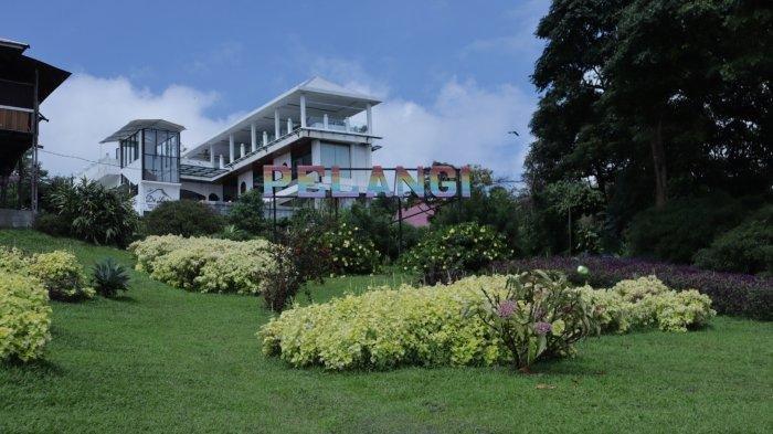 Suasana di Taman Pelangi, destinasi wisata yang berlokasi dekat Gunung Lokon, Tomohon, Sulawesi Utara, Jumat (8/12/2023).