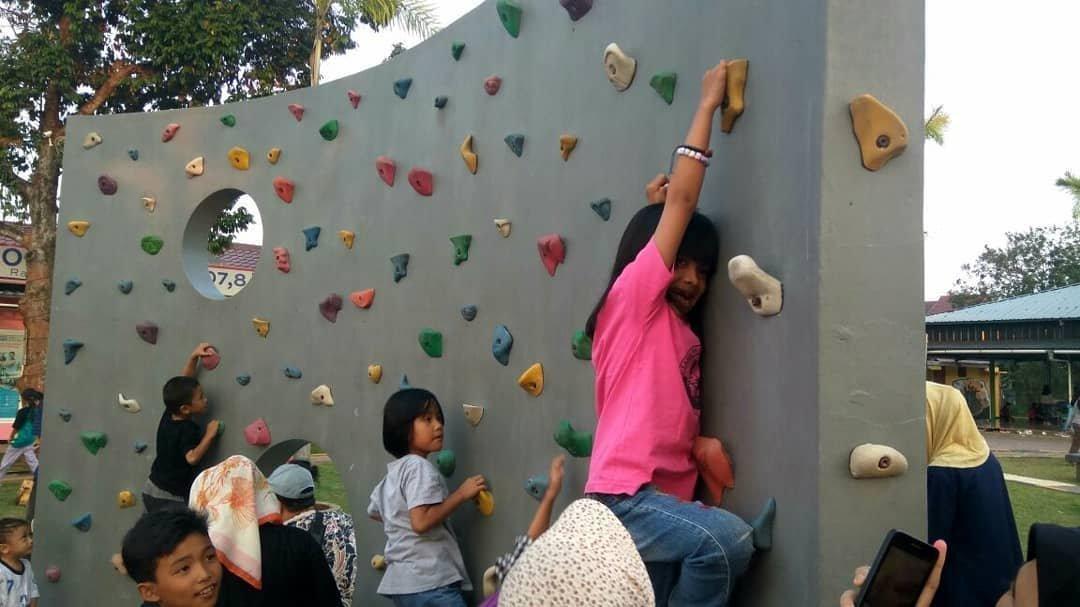 Taman Pemuda Pratama, satu tempat wisata di Depok Jawa Barat yang cocok dikunjungi bareng anak saat libur sekolah.
