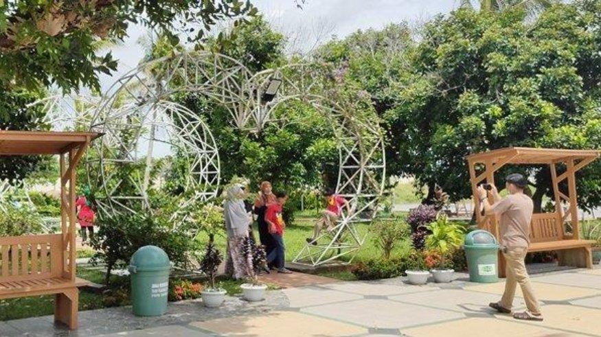Beberapa pengunjung berswafoto di Taman Purbakala Kerajaan Sriwijaya (TPKS) Palembang, Minggu (3/1/2021).
