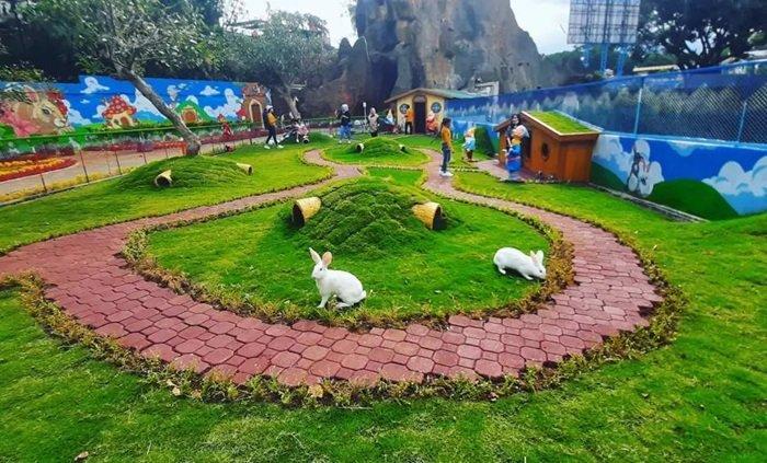 Wahana taman kelinci di Taman Rekreasi Sengkaling Kecamatan Dau, Malang, Jawa Timur.