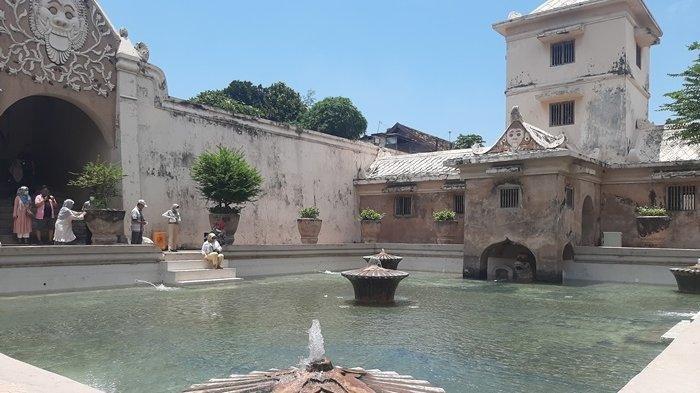 WISATA JOGJA - Wisatawan sedang berfoto dan menikmati pemandangan di wisata Taman Sari, Jogja, Senin (14/4/2025). Taman Sari bisa menjadi tempat wisata pilihan untuk menikmati liburan dengan tarif terjangkau.