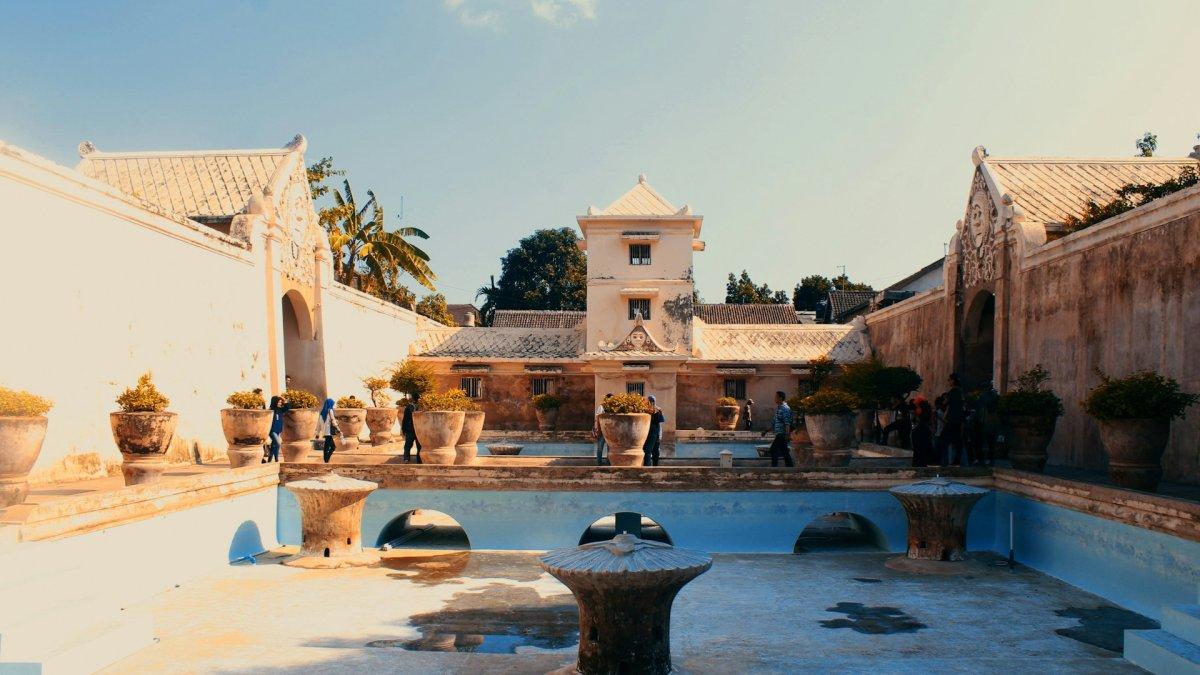 Taman Sari, satu tempat wisata populer di Jogja.