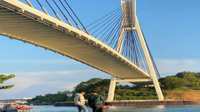 Warga sedang memancing di Taman Tanjung Penarik bawah Jembatan Barelang, Kota Batam, Provinsi Kepulauan Riau (Kepri), Selasa (5/11).