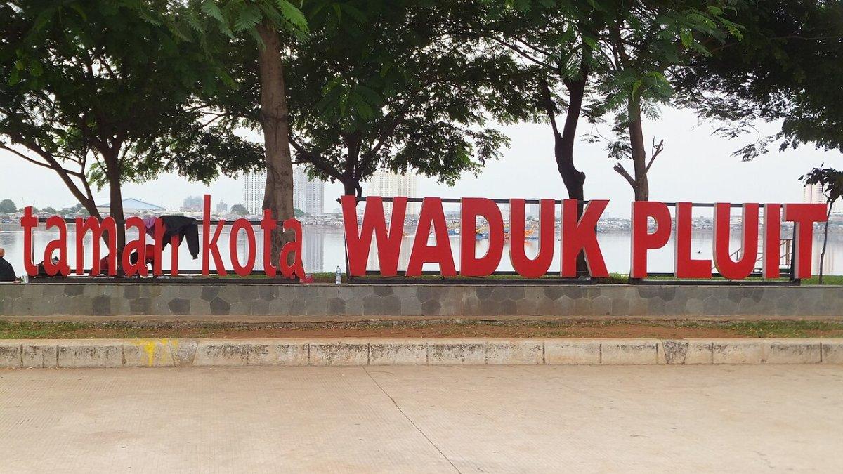 Taman Waduk Pluit, satu taman terbaik di Jakarta yang buka 24 jam.