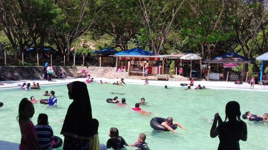 Kolam renang air hangat alam, salah satu fasilitas di Taman Wisata Lombongo.