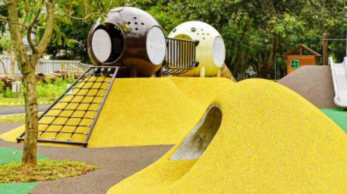 Taman bermain anak-anak di Tebet Eco Park Kecamatan Tebet, Jakarta Selatan, Jakarta.