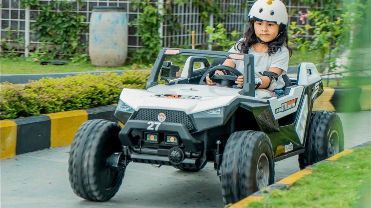 Taman lalu lintas di Goalpara Tea Park Sukabumi.