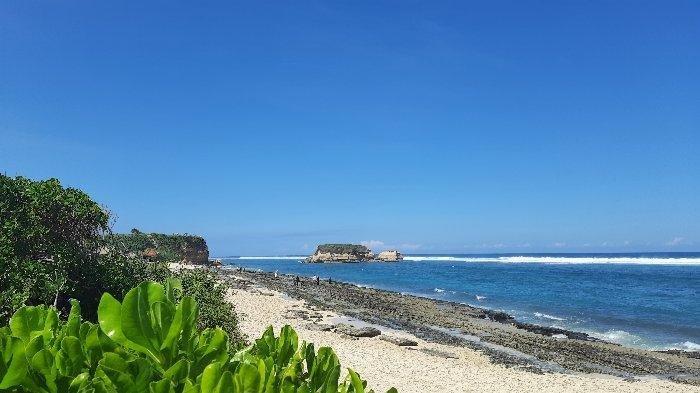 Tampak sepanjang pinggir Pantai Kura-kura.