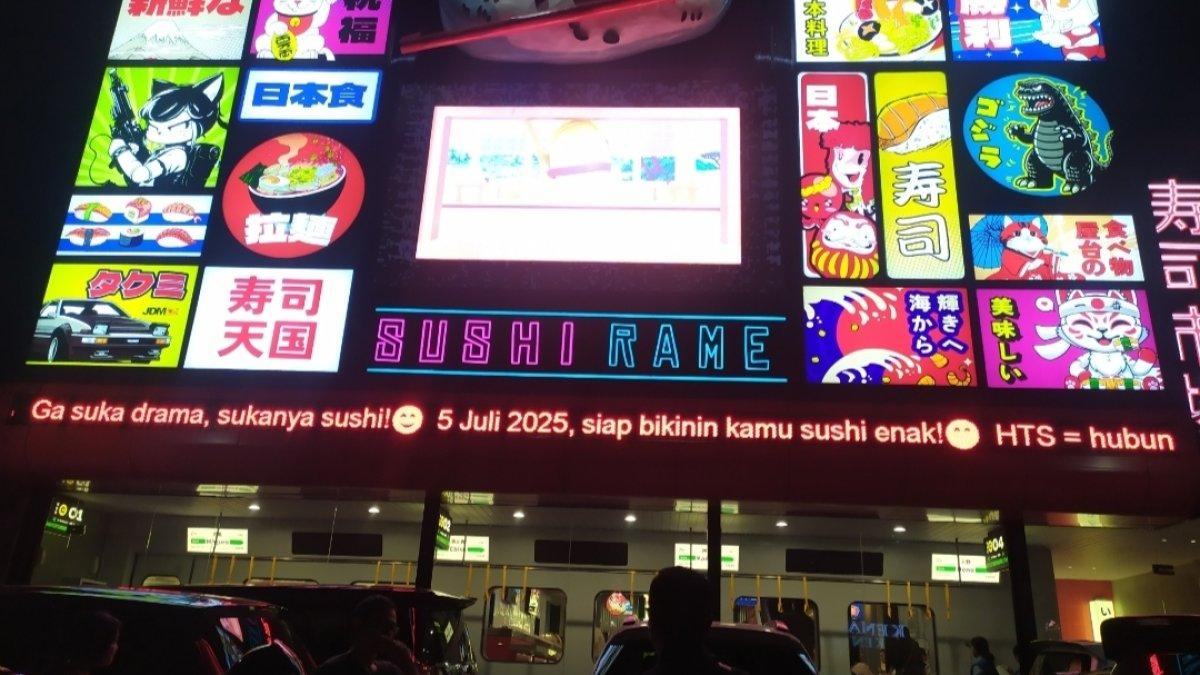 Tampilan depan Sushi Rame Solo di Jl. Prof. DR. Supomo No.48, menghadirkan suasana ala Tokyo yang ikonik dan menarik perhatian