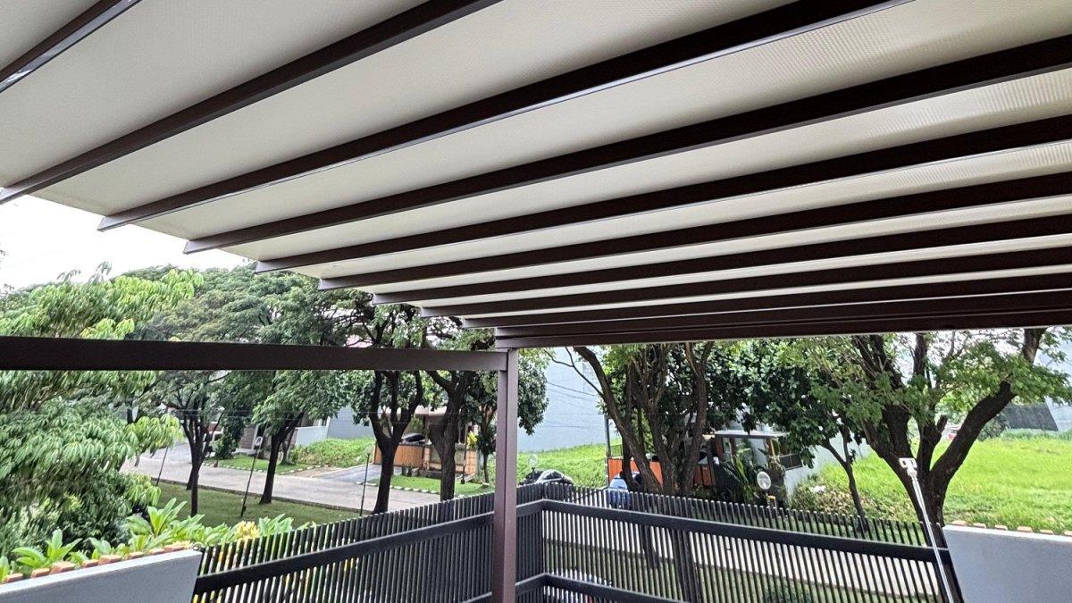 Tampilan pergola aluminium dari Ergo Pergola yang elegan dan tahan cuaca, cocok untuk area depan rumah.