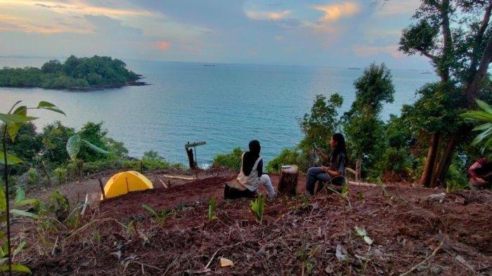 Melihat sunset dari atas bukit Tangga Seribu di Batam, Kepulauan Riau.