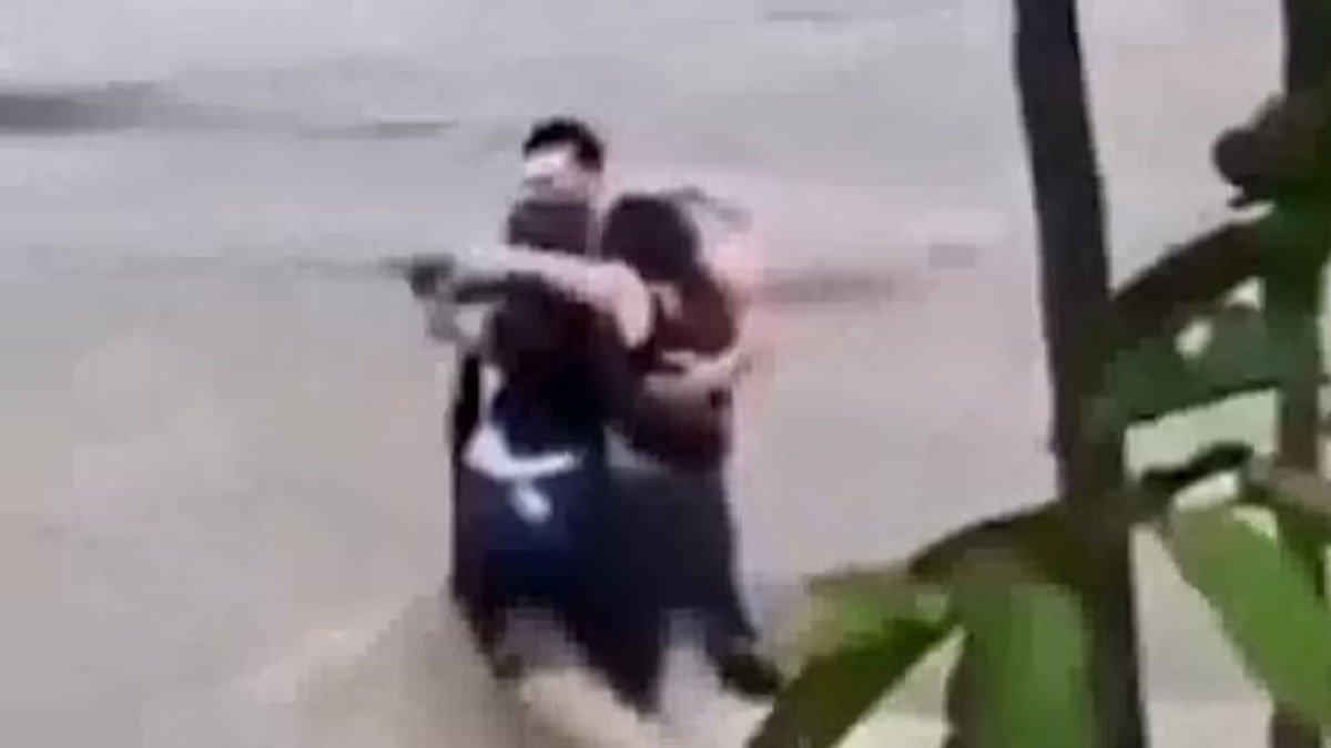 Tangkap layar video 3 sahabat berpelukan sebelum hanyut saat banjir di Italia