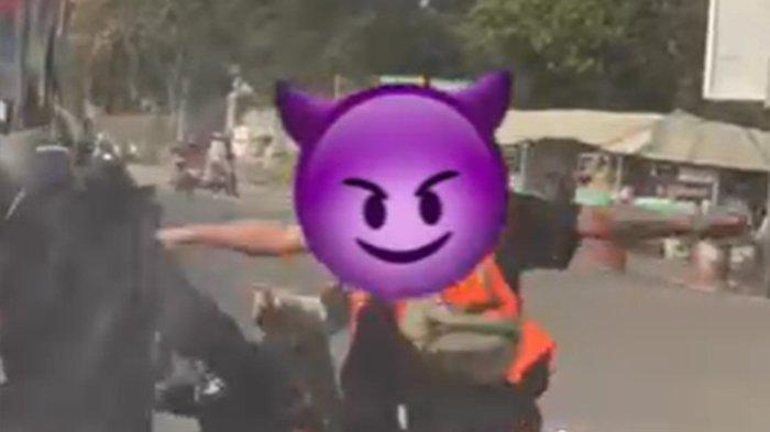 Tangkapan layar video aksi juru parkir memukul seorang pengendara motor di Kecamatan Tawangmangu, Kabupaten Karanganyar viral di media sosial pada 14 Juli 2024.