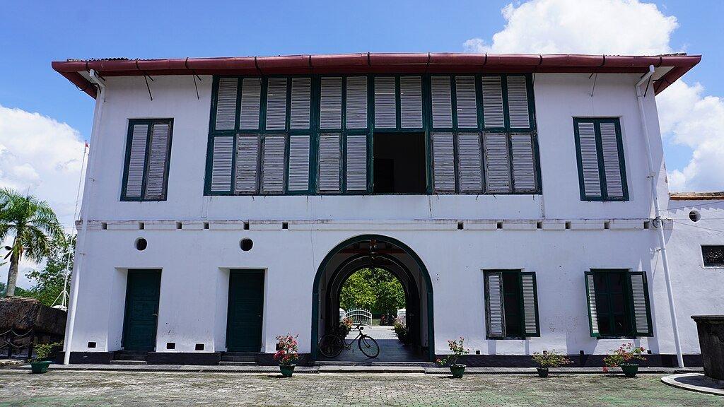 Tangsi Belanda, satu tempat wisata terbaik di Siak Riau yang wajib dikunjungi.