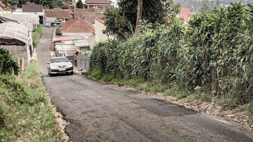 Tanjakan Spongebob, jalan terjal yang menjadi jalan alternatif dari Kota Bandung menuju kawasan wisata Lembang, Kabupaten Bandung Barat, Jawa Barat, Jumat (3/11/2023).