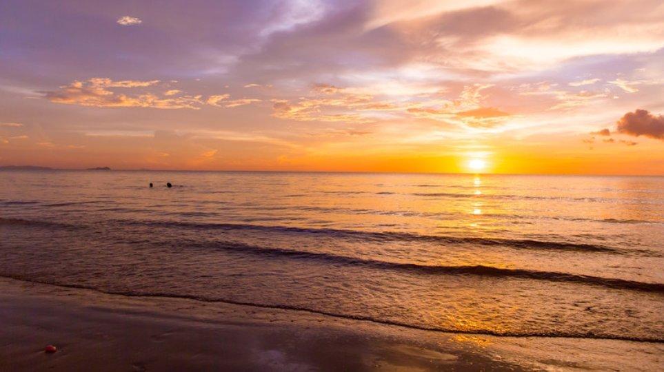 Tanjung Aru Beach, Kota Kinabalu, Sabah, Malaysia.