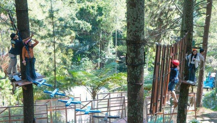 WISATA BANDUNG BARAT - Pengunjung tengah menjajal wahana Tarzan Cross di Dago Dreampark, Bandung Barat, Jawa Barat, Selasa (24/6/2025). Dago Dreampark bisa menjadi tempat wisata pilihan untuk liburan dengan tiket masuk yang murah meriah.