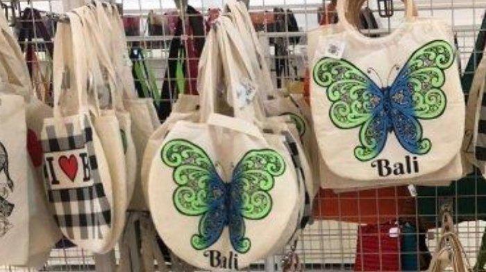 Tas canvas atau totebag oleh-oleh khas Bali di Erlangga 2 Kecamatan Denpasar Barat, Kabupaten Denpasar, Bali.