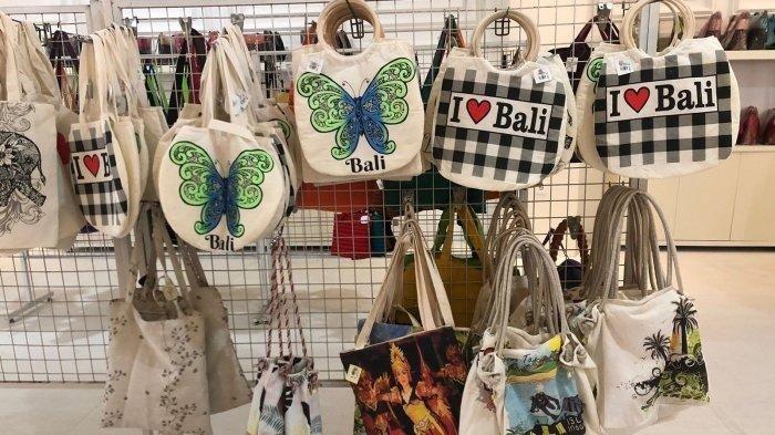 Tas canvas atau totebag oleh-oleh khas Bali di Erlangga 2 Kecamatan Denpasar Barat, Kabupaten Denpasar, Bali.