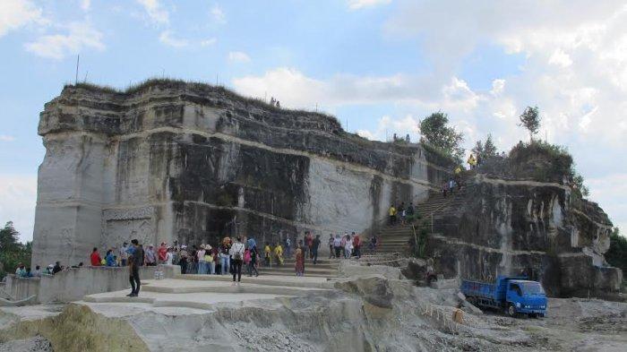 Wisatawan memadati obyek wisata Tebing Breksi di Prambanan, Sleman, Jogja.