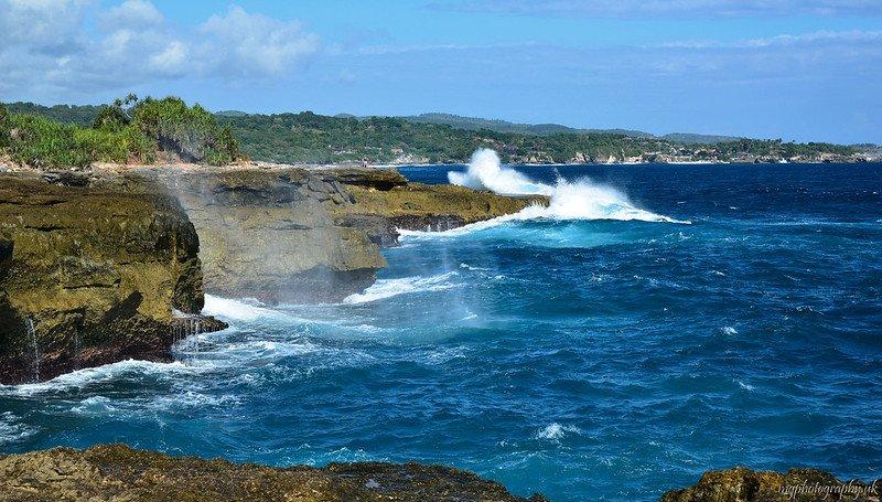 Tebing di Devil's Tear, Nusa Lembongan, Bali, Indonesia.