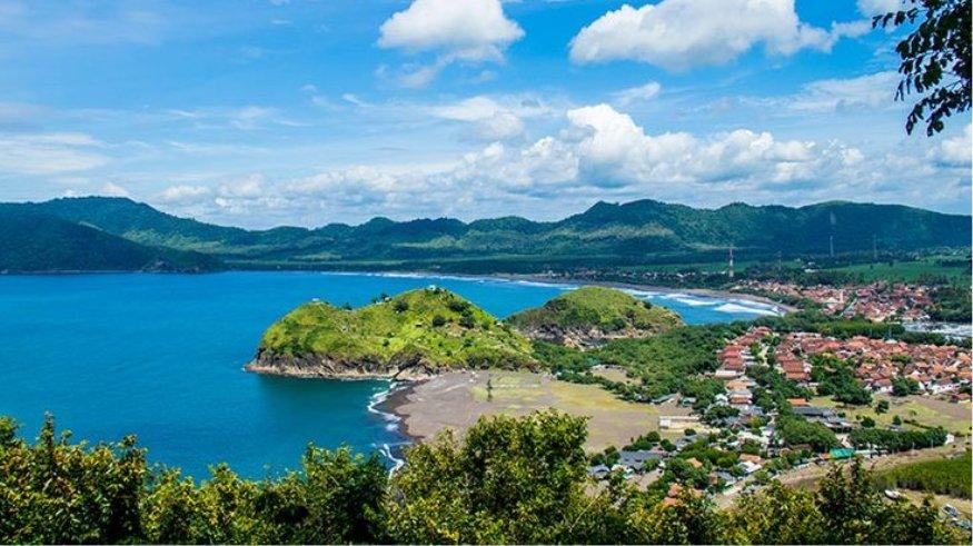 Jika sisi timur Bukit Suroyo menawarkan keindahan panorama Teluk Love, maka sisi baratnya menyajikan pemandangan lanskap Pantai Payangan.