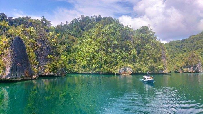 Gugusan pulau karang di Teluk Triton, Kabupaten Kaimana, Provinsi Papua Barat, Selasa (14/3/2023). Teluk Triton merupakan satu di antara banyaknya tempat wisata Papua Barat yang menawarkan keindahan alam memesona.