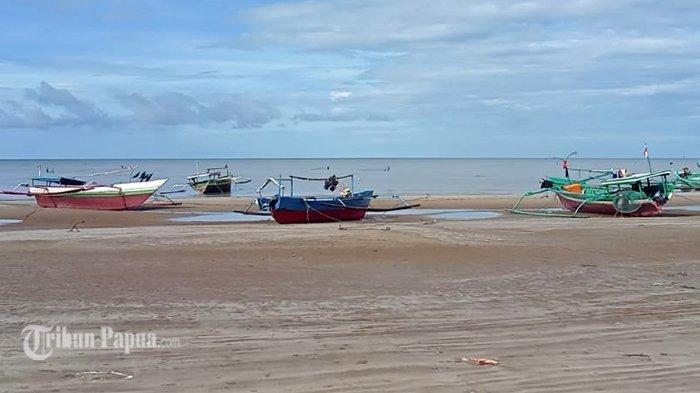 Cuaca cerah di Pantai Lampu Satu Merauke, Papua Selatan.