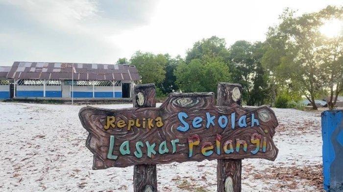Tempat wisata Replika SD Laskar Pelangi yang berlokasi di Lenggang, Kecamatan Gantung, Kabupaten Belitung Timur.