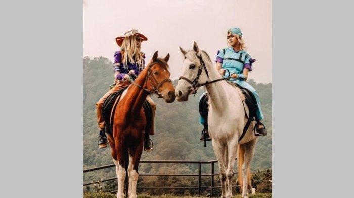 Wisatawan tengah menikmati berkuda di The Ranch Ciater beberapa waktu lalu. Dengan taman bunga yang indah dan suasana pegunungan yang dingin, membuat serasa berkuda di atas awan.