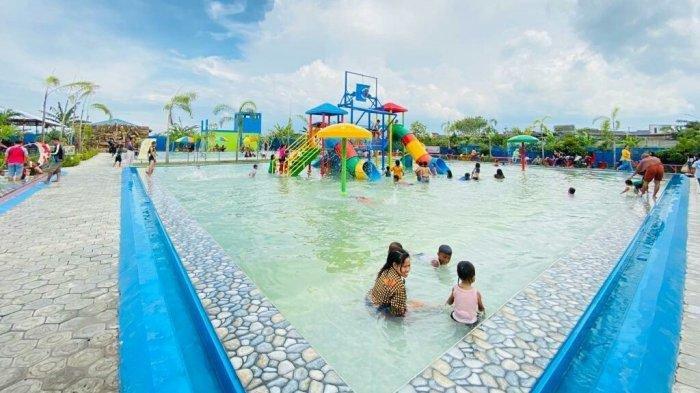 Sejumlah pengunjung menikmati wahana air atau waterboom yang tersedia di Wahana Kebun Buah di Jalan Raya Banjaran-Balamoa Kilometer 4, atau 100 meter dari arah Desa Lebeteng (sebelah selatan rest area 282 tol Pejagan-Pemalang), Kecamatan Pangkah, Kabupaten Tegal, Jawa Tengah, Senin (23/1/2023).