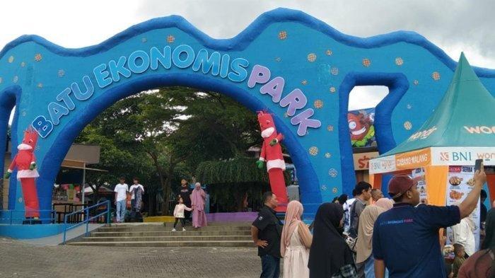 BATU EKONOMIS PARK - Tempat wisata baru di Kota Batu bernama Batu Ekonomis Park milik Jatim Park Group resmi dibuka pada Selasa (1/4/2025). Dengan harga voucher masuk terjangkau, di dalamnya terdapat 30 wahana hiburan modern termasuk waterpark serta berbagai koleksi satwa predator.