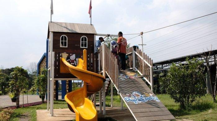 Pengunjung tengah menikmati wahana Tepi Kota Healing di Bandung, Jawa Barat.