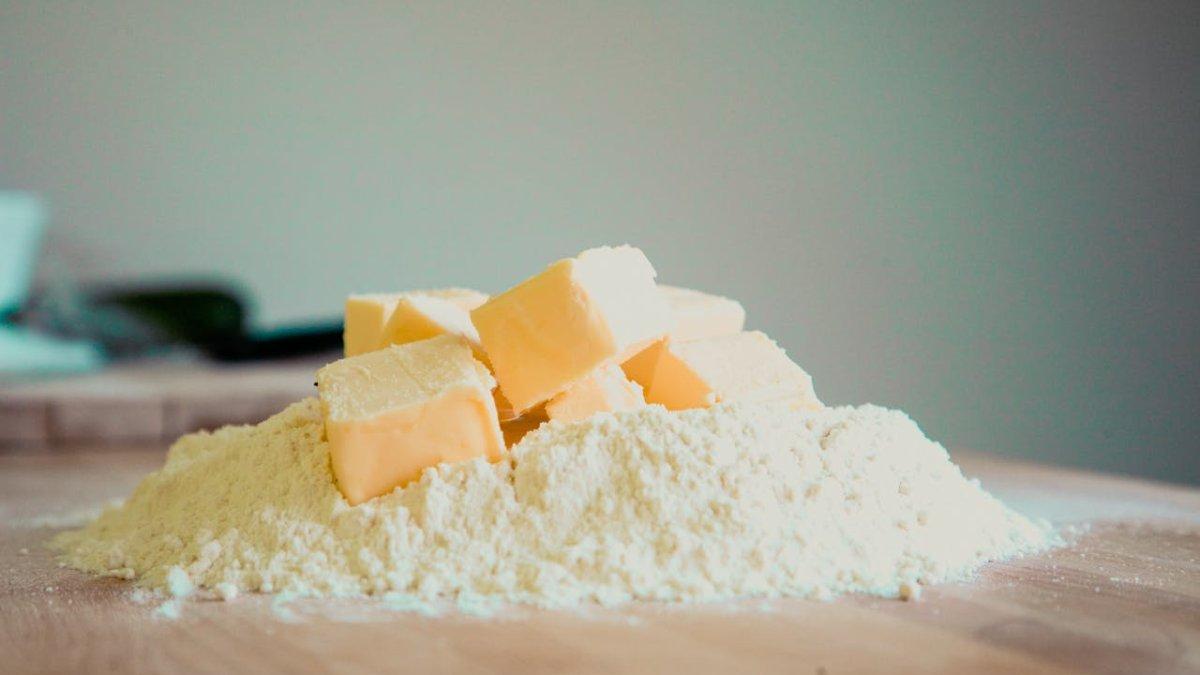 Tepung maizena, satu makanan yang tidak mudah rusak dengan masa simpan yang panjang.